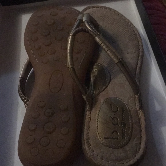 Sandals golden color gently worn - Picture 2 of 5